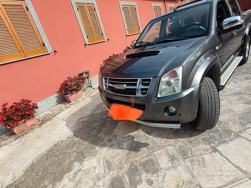 Usata 2009 Isuzu D-Max Tre volumi | 13.500 € (Buon prezzo) - Immagine 1/4