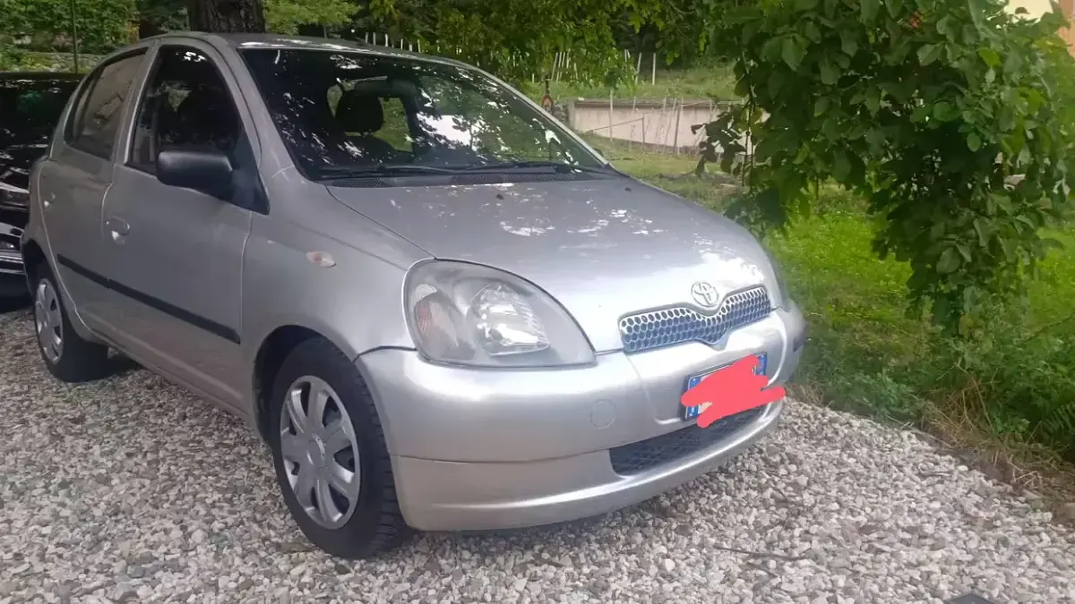 Usata Toyota Yaris 68 CV (50 kW) 2000 Grigio Utilitaria