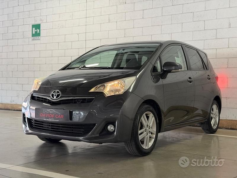 Usata Toyota Verso-S Active 99 CV (72 kW) 2011 Grigio Monovolume