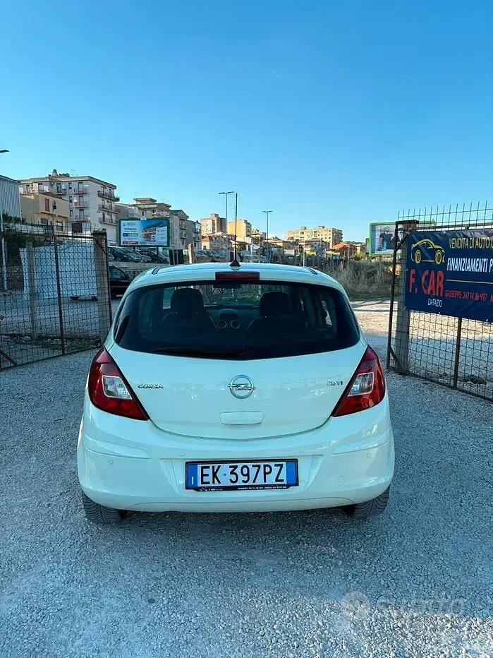 Usata Opel Corsa Cosmo 95 CV (69 kW) 2011 Bianco Utilitaria