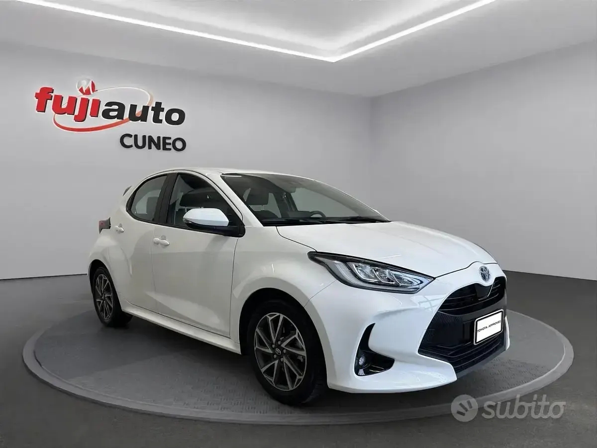 Usata Toyota Yaris Hybrid Trend 116 CV (85 kW) 2022 Super white Utilitaria