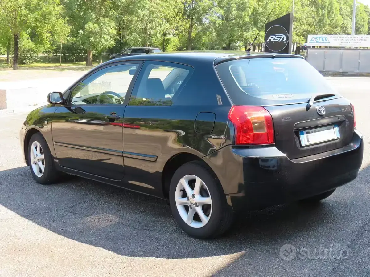 Usata Toyota Corolla 97 CV (71 kW) 2004 Nero Berlina