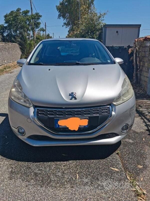 Argento Usata 2013 Peugeot 208 Active Due volumi | 5800 € (Buon prezzo) - Immagine 1/4
