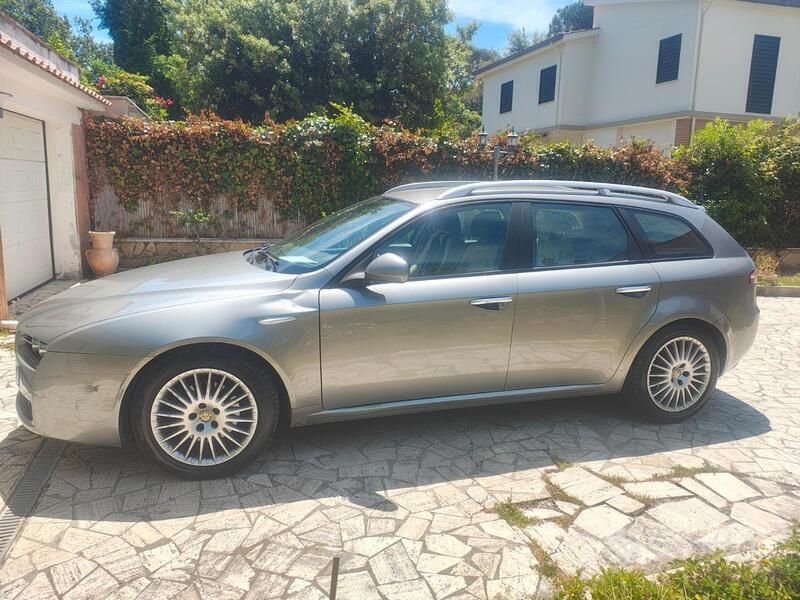 Grigio Usata 2007 Alfa Romeo 159 Station wagon | 2000 € (Buon prezzo) - Immagine 1/4