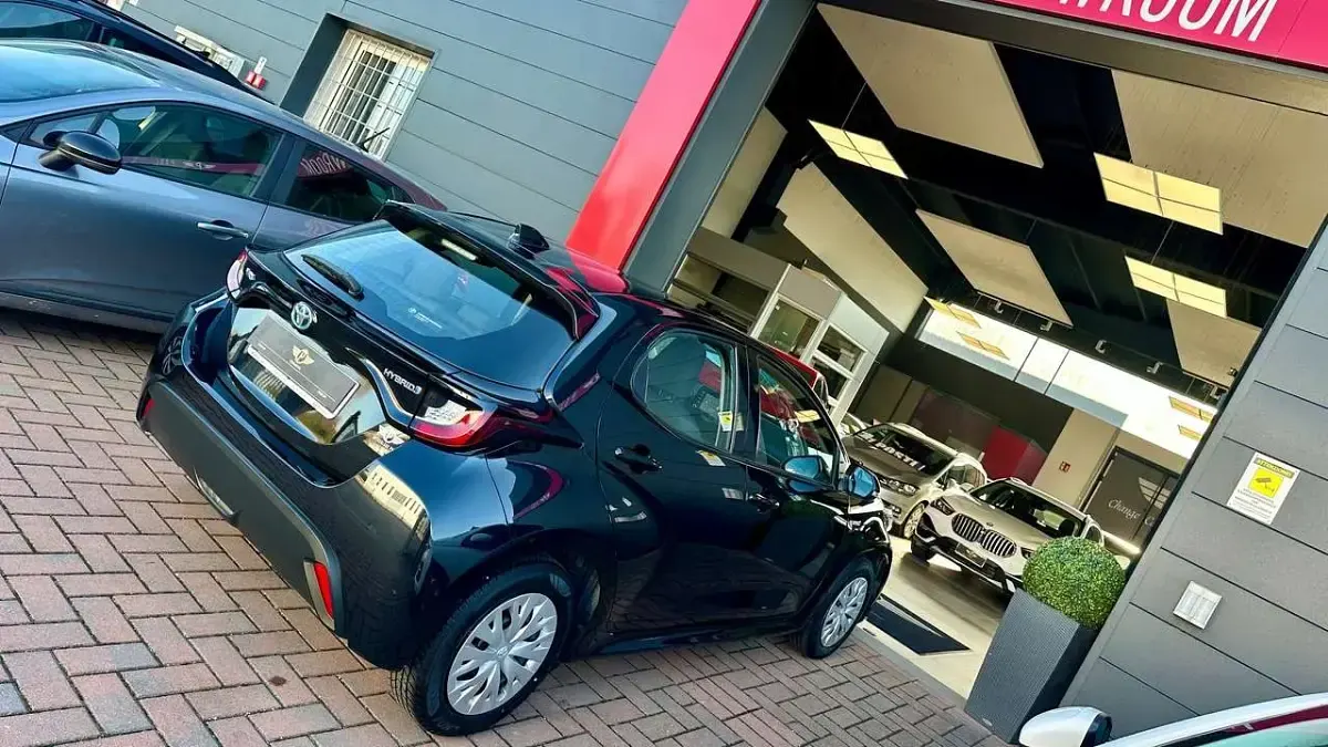 Usata Toyota Yaris Hybrid Business Edition 92 CV (67 kW) 2020 Black metallizzata Berlina