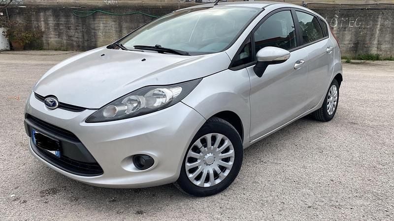 Usata Ford Fiesta 67 CV (49 kW) 2011 Grigio Utilitaria