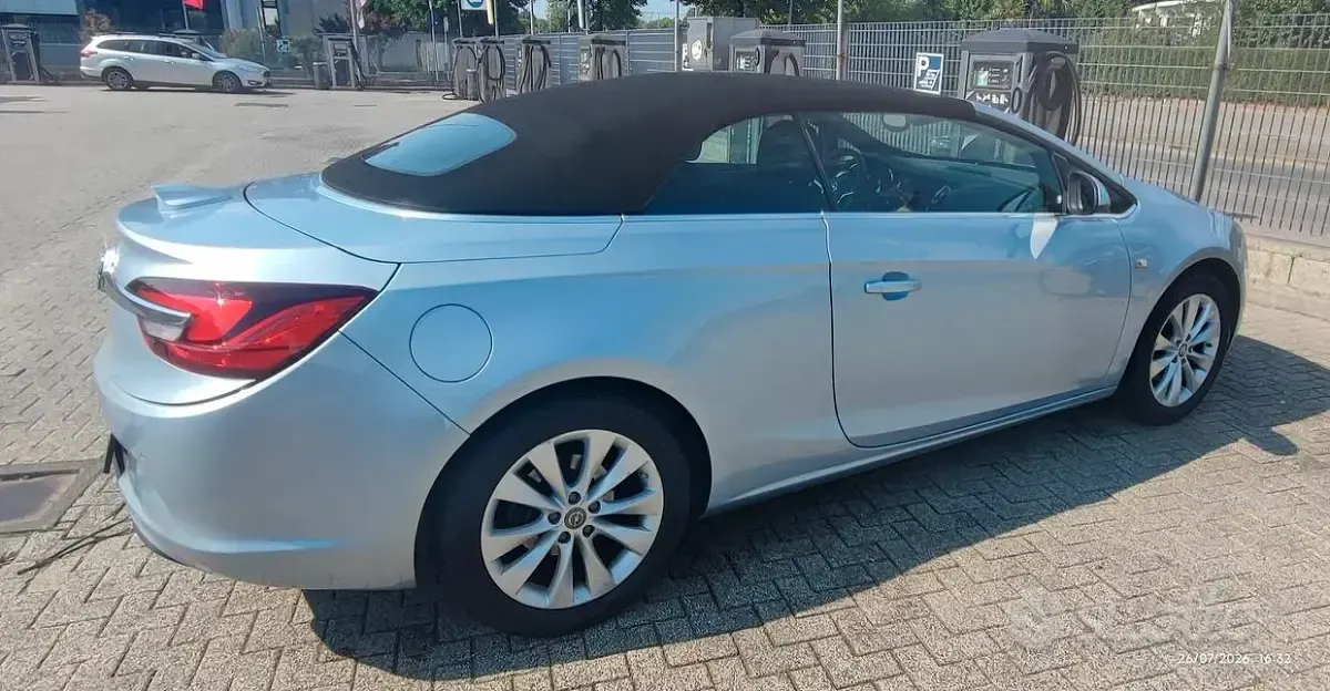 Usata Opel Cascada Cosmo 170 CV (125 kW) 2016 Bluazzurro Cabrio