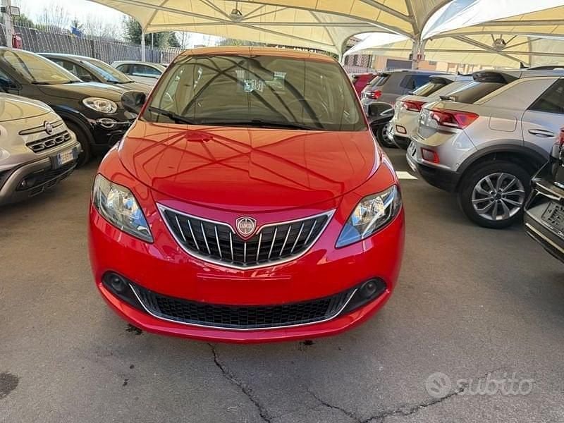 Usata Lancia Ypsilon Silver 69 CV (50 kW) 2022 Rosso Utilitaria