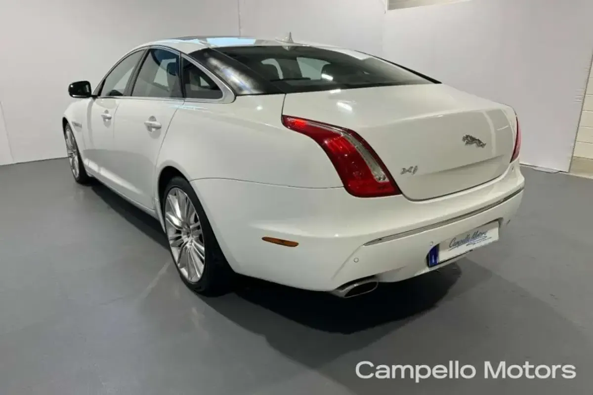 Usata Jaguar XJ Premium Luxury 275 CV (202 kW) 2014 Bianco metallizzato Berlina