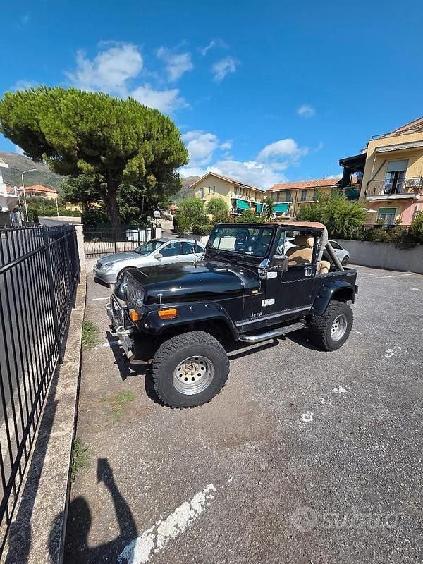 Usado Jeep Wrangler Laredo 103 CV (75 kW) 1983 Negro SUV