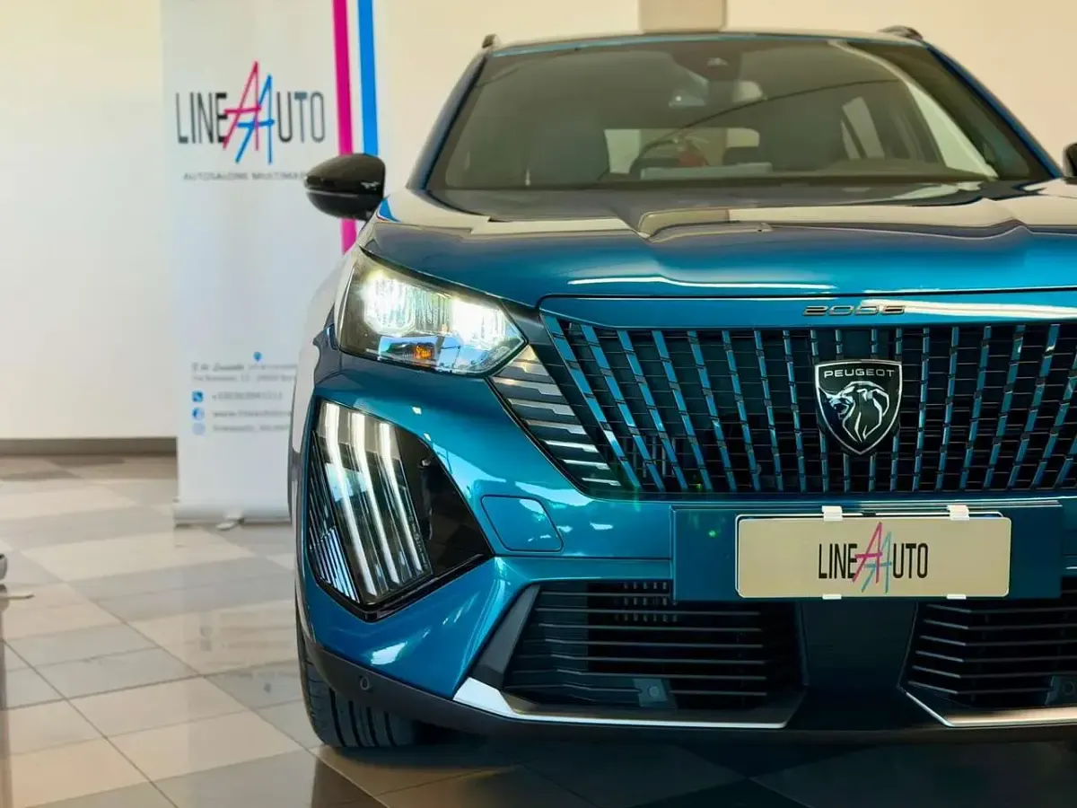 Usata Peugeot 2008 Allure 102 CV (75 kW) 2025 Blu/azzurro SUV