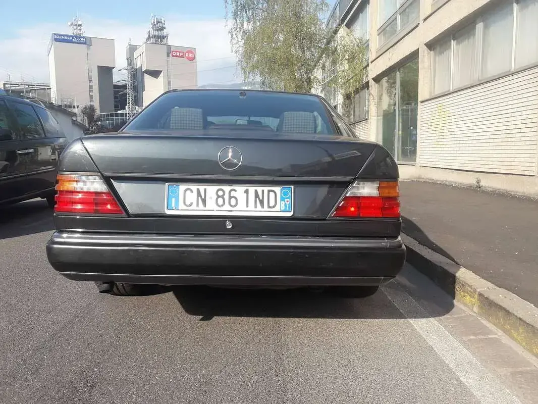 Usata Mercedes E230 Sportline 132 CV (97 kW) 1992 Nero Coupé