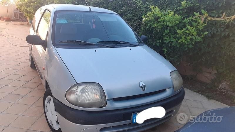 Usata Renault Clio II 58 CV (42 kW) 2000 Grigio Utilitaria