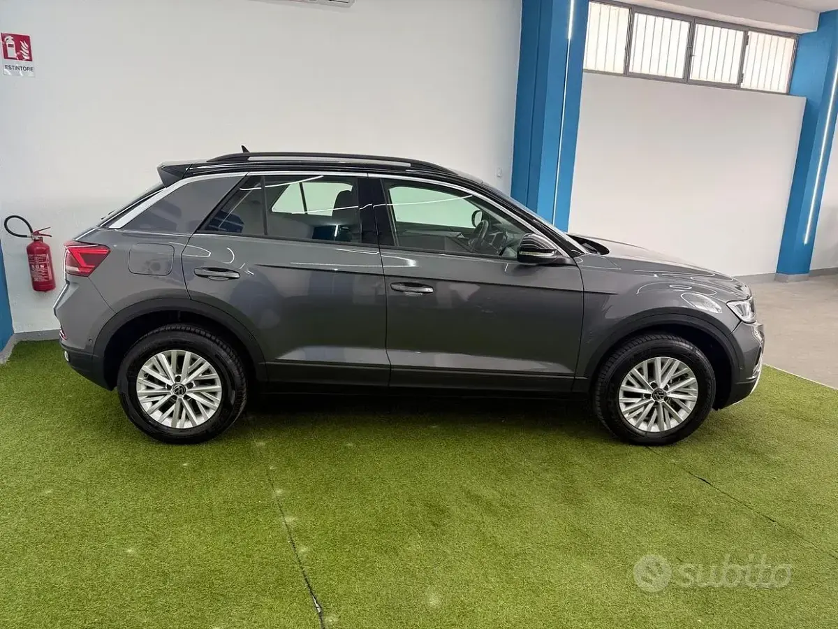 Usata VW T-Roc Life 116 CV (85 kW) 2023 Grigio SUV