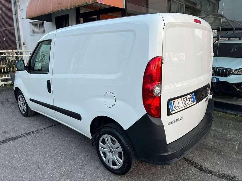 Usata Fiat Doblò Lounge 105 CV (77 kW) 2022 Bianco Monovolume
