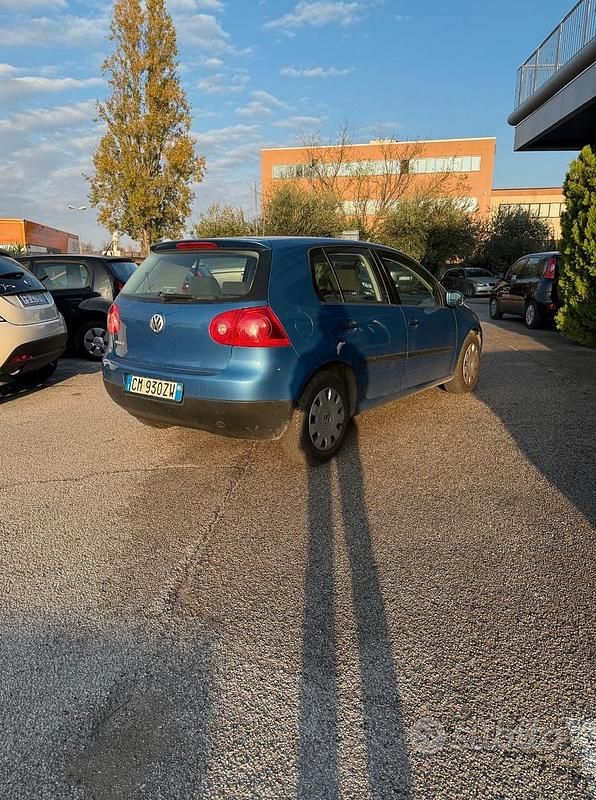 Usata VW Golf IV Trendline 75 CV (55 kW) 2004 Blu Berlina