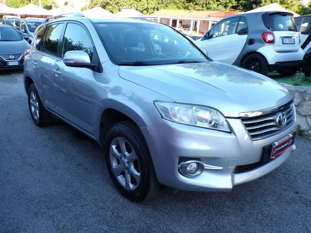 Usata Toyota RAV4 150 CV (110 kW) 2010 Argento SUV