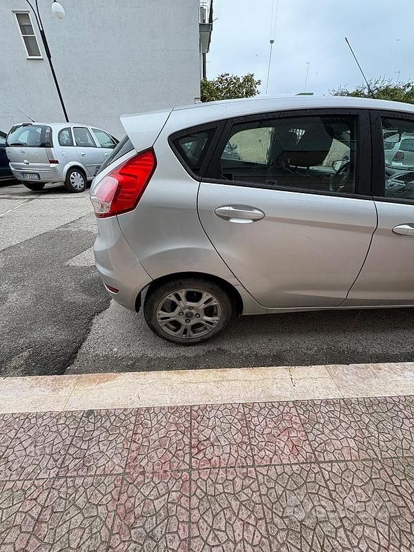 Usata Ford Fiesta 60 CV (44 kW) 2014 Grigio Utilitaria