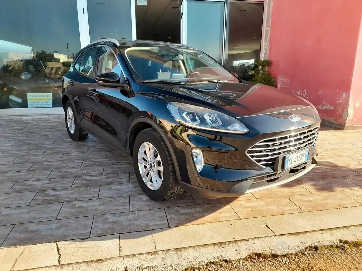 Usado Ford Kuga Business Edition 120 CV (88 kW) 2021 Negro SUV
