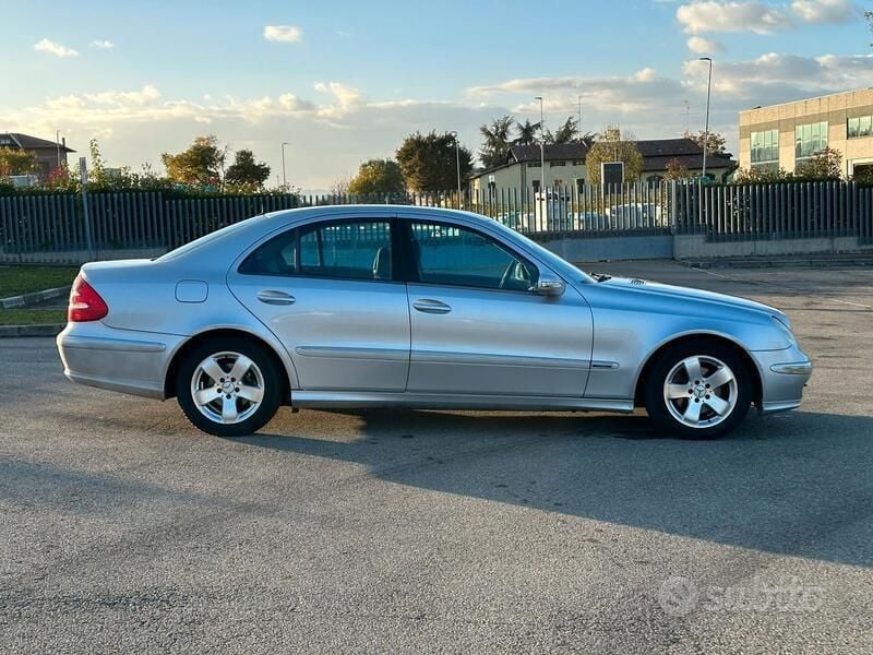 Usata Mercedes E220 Avantgarde 150 CV (110 kW) 2003 Argento Berlina