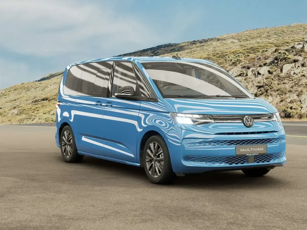 Usata VW Multivan Life 150 CV (110 kW) 2026 Medium blue metallizzato Monovolume