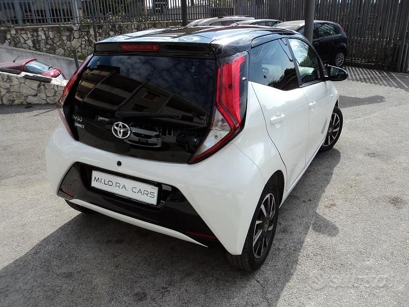Usata Toyota Aygo Connect Style 72 CV (52 kW) 2020 Bianco Utilitaria