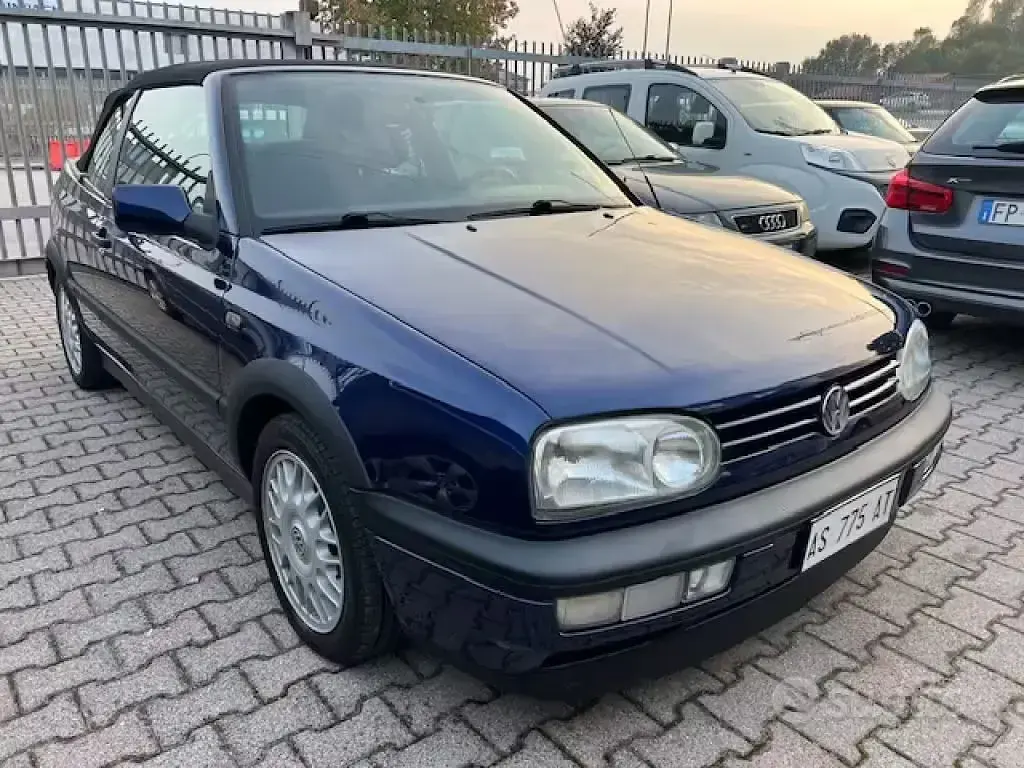 Usado VW Golf Cabriolet Sport 101 HP (74 kW) 1997 Azul Cabrios