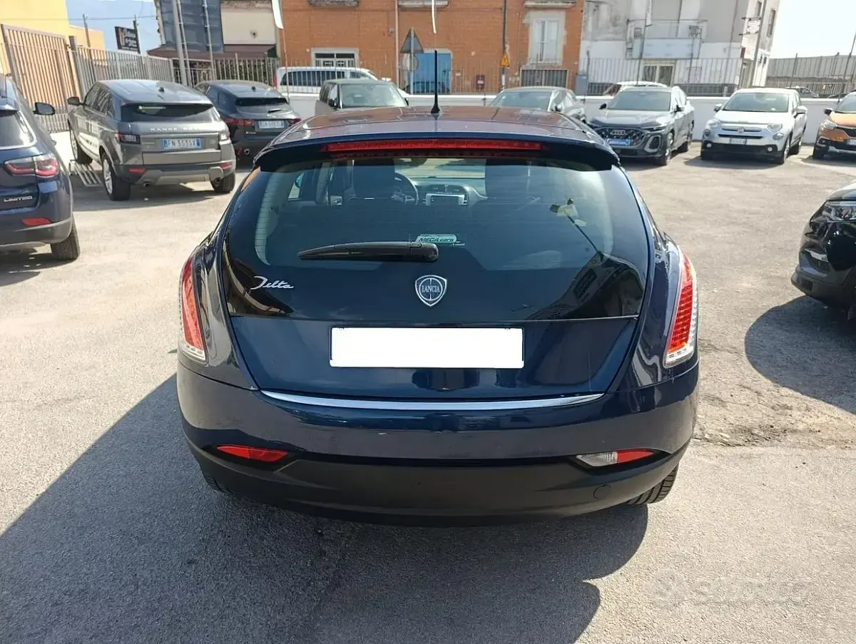 Begagnad Lancia Delta 120 HK (88 kW) 2008 Blå Halvkombi