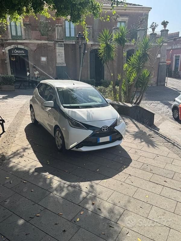 Bianco Usata 2015 Toyota Aygo X-play Due volumi | 8999 € (Buon prezzo) - Immagine 1/4