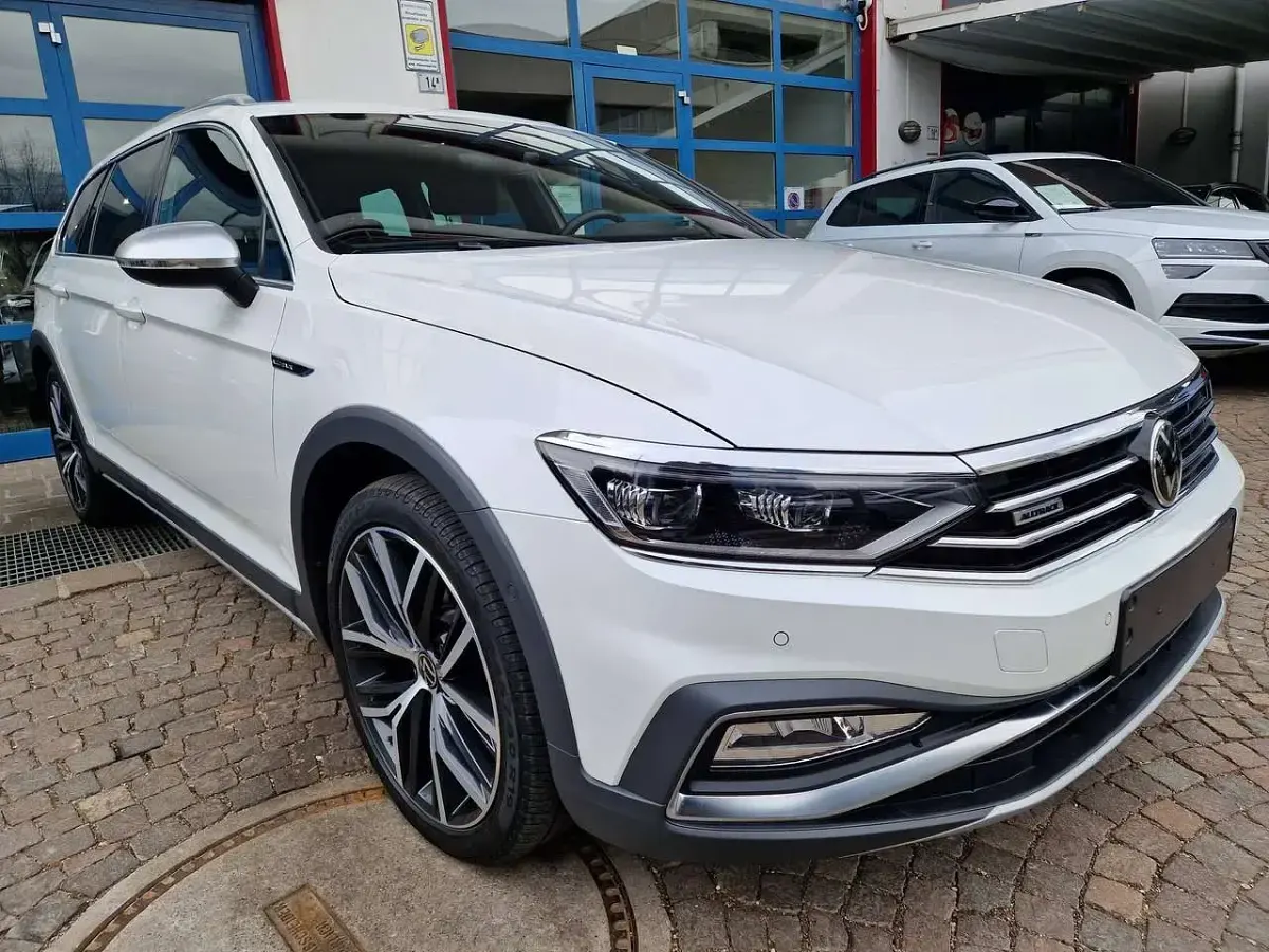 Usata VW Passat Alltrack Pro 200 CV (147 kW) 2021 Oryxweiß perlmutteffekt Station wagon