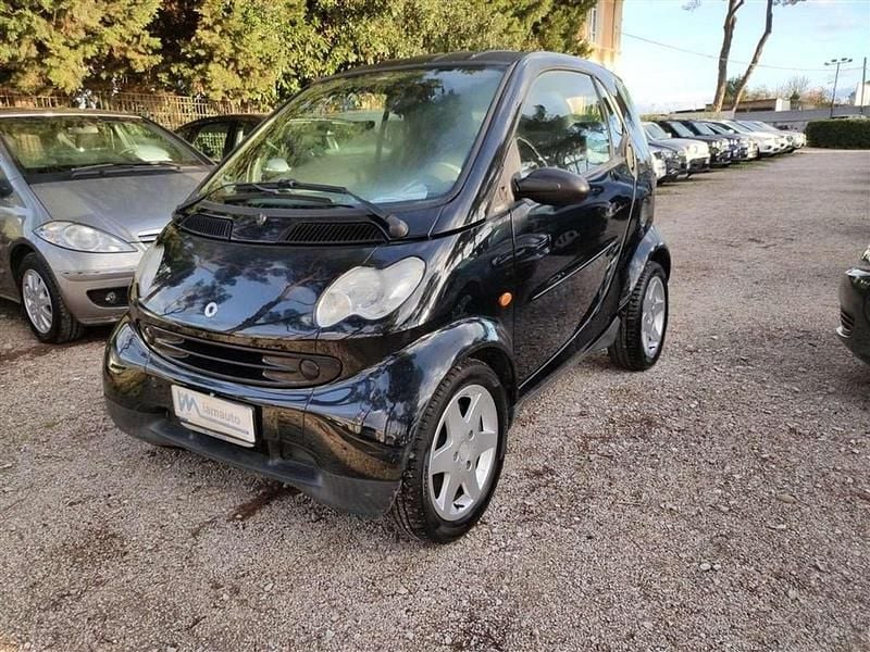 Nero pastello Usata 2006 Smart ForTwo Coupé Pure Coupé | 4500 € (Molto cara) - Immagine 1/4