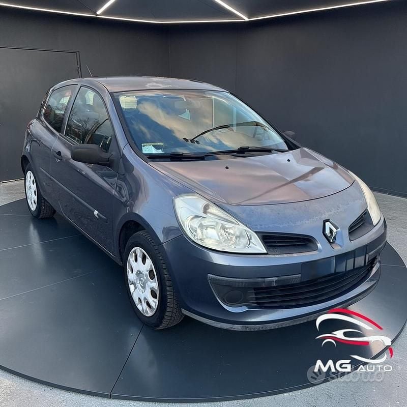 Usata Renault Clio II Luxe 75 CV (55 kW) 2006 Grigio Berlina