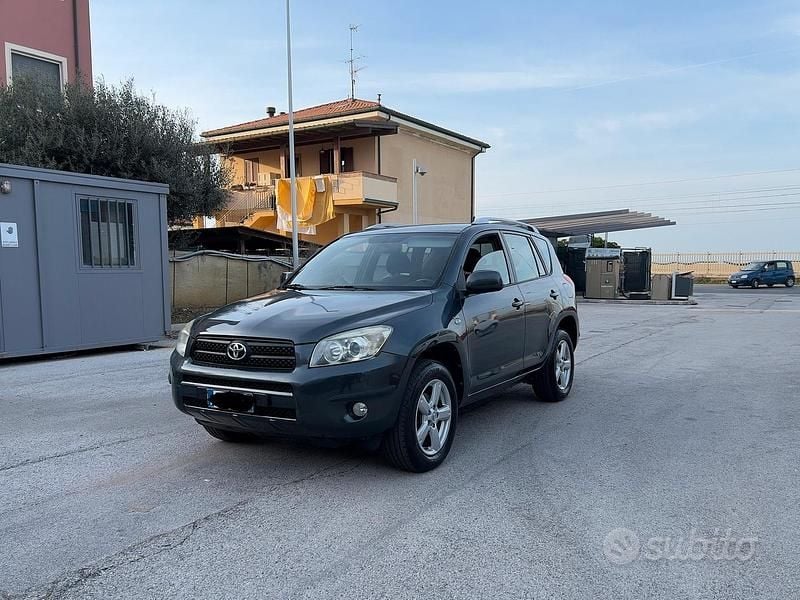 Usata Toyota RAV4 136 CV (100 kW) 2007 Grigio SUV