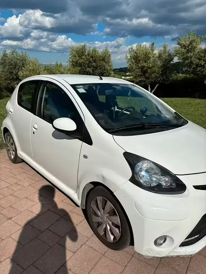 Usata Toyota Aygo 68 CV (50 kW) 2013 Bianco Utilitaria