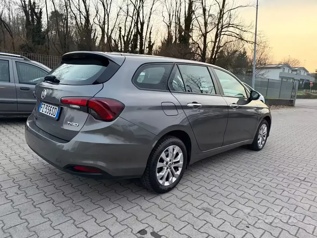Begagnad Fiat Tipo Business 95 HK (69 kW) 2019 Brun Sedan