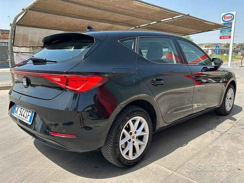 Usata Seat Leon 90 CV (66 kW) 2022 Grigio Berlina