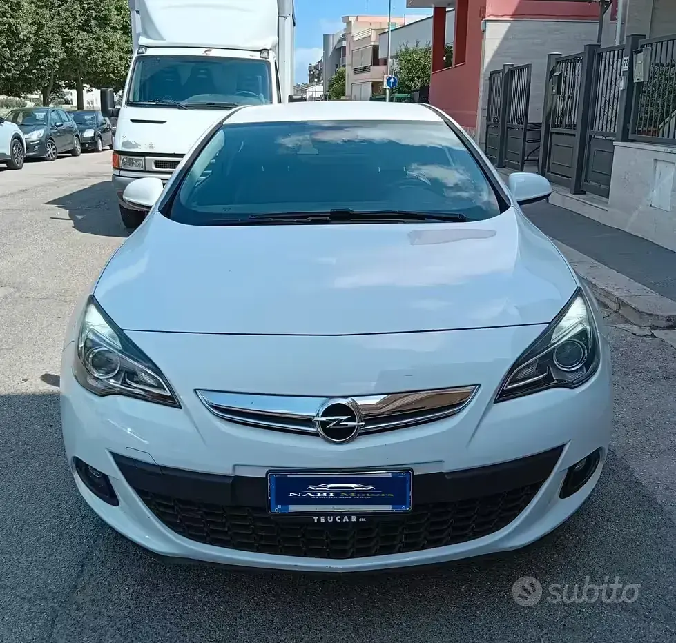 Usata Opel Astra GTC Cosmo 110 CV (80 kW) 2014 Bianco Berlina