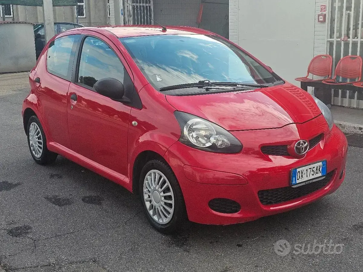 Begagnad Toyota Aygo Sol 68 HK (50 kW) 2009 Röd Halvkombi