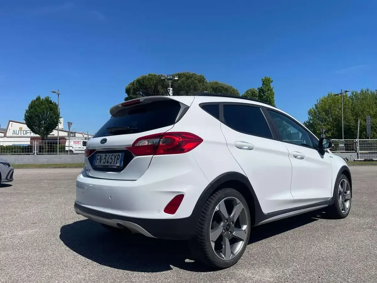 Usata Ford Fiesta Active 86 CV (63 kW) 2018 Bianco Utilitaria