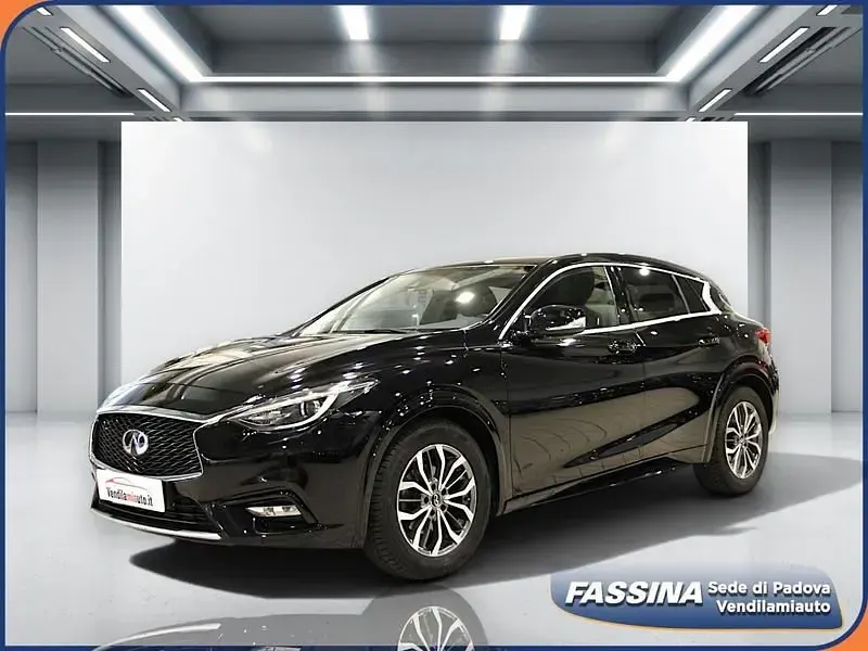 Usata Infiniti Q30 Business 109 CV (80 kW) 2017 Nero Utilitaria