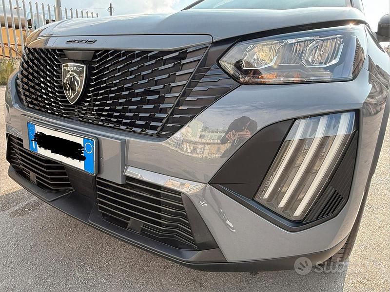 Usata Peugeot 2008 99 CV (72 kW) 2023 Grigio SUV