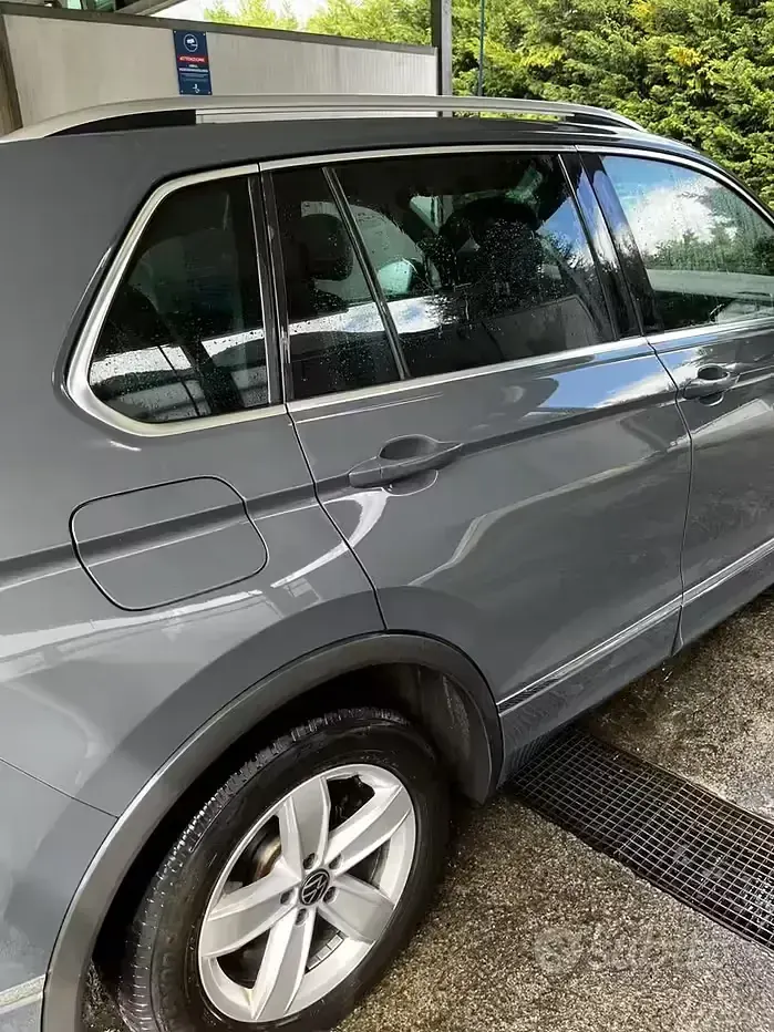 Usata VW Tiguan R-line 190 CV (139 kW) 2022 Grigio SUV