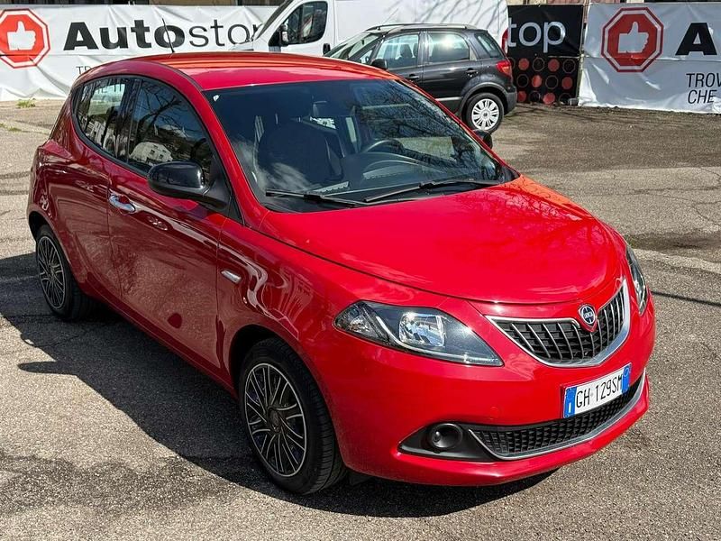 Usata Lancia Ypsilon Silver 69 CV (50 kW) 2022 Rosso Utilitaria