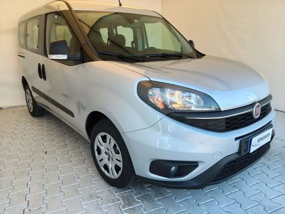 Usata Fiat Doblò Lounge 95 CV (69 kW) 2021 Grigio Monovolume