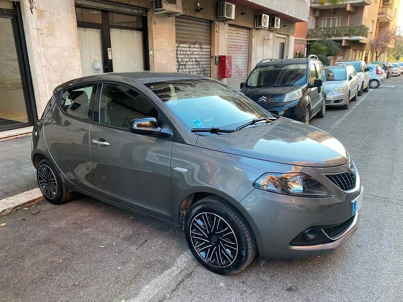 Usata Lancia Ypsilon Gold 69 CV (50 kW) 2023 Grigio Utilitaria
