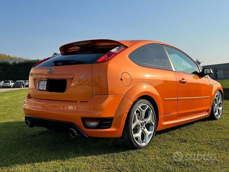 Usata Ford Focus ST 226 CV (166 kW) 2007 Arancione Berlina