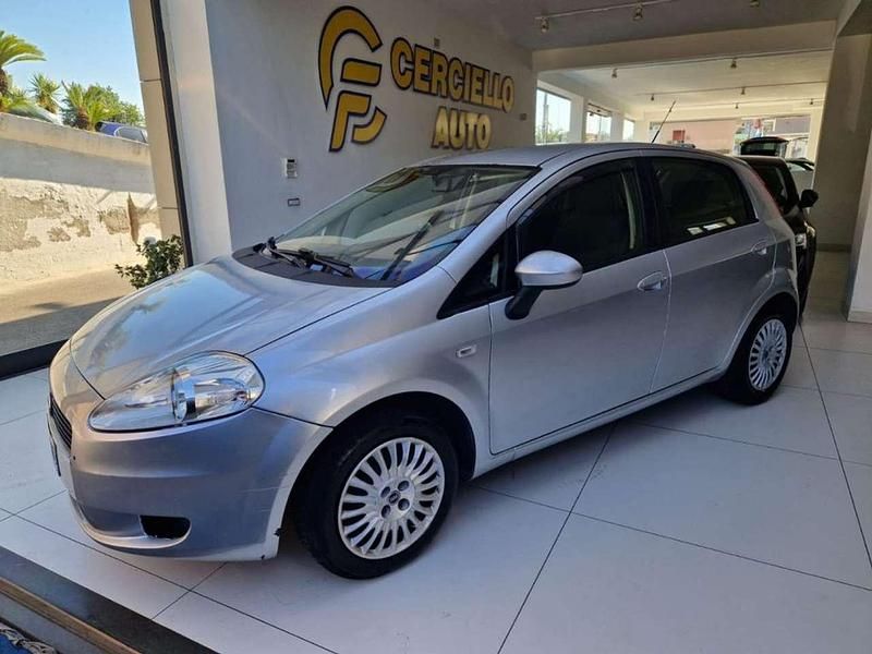 Usata Fiat Grande Punto Dynamic 65 CV (47 kW) 2006 Grigio metallizzato Utilitaria