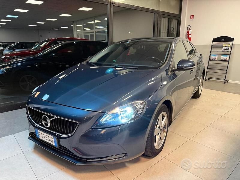 Usata Volvo V40 Momentum 120 CV (88 kW) 2017 Blu Berlina