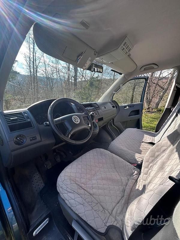 Begagnad VW Caravelle 131 HK (96 kW) 2006 Blå Van