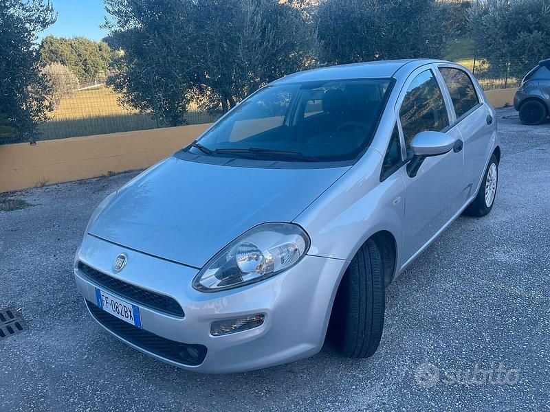 Grigio Usata 2016 Fiat Punto Lounge Tre volumi | 5900 € (Buon prezzo) - Immagine 1/4